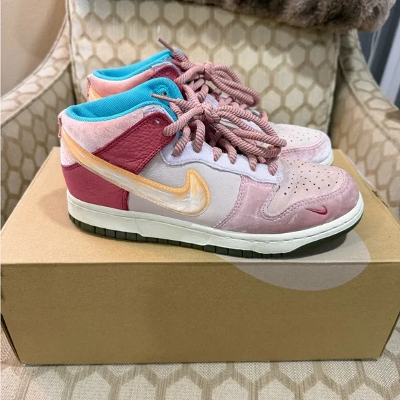 Nike Dunk Mid
Social Status Free Lunch Strawberry Milk - Picture 3 of 5